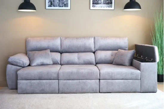 Sofá extensible D3A en color plata en la habitación