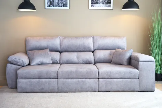 Sofá extensible D3A en color plata en la habitación