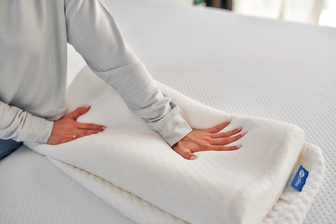 Primer plano de las manos de la mujer sobre la almohada V1W