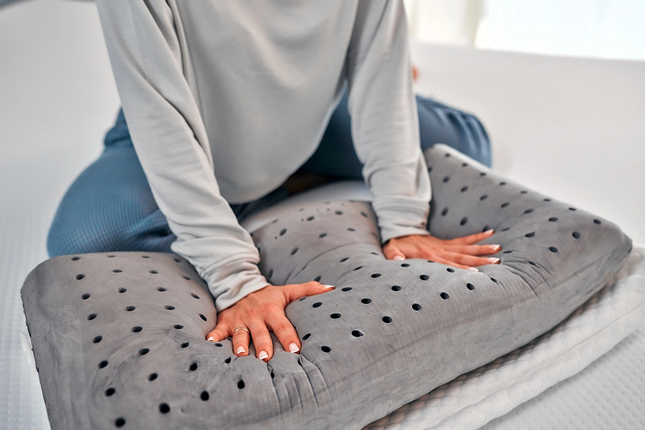 La mujer prueba el relleno de la almohada V2A