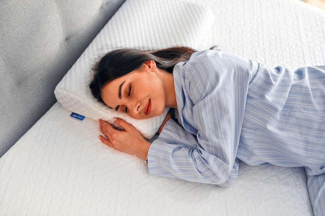 Primer plano de la mujer duerme sobre la almohada V2W