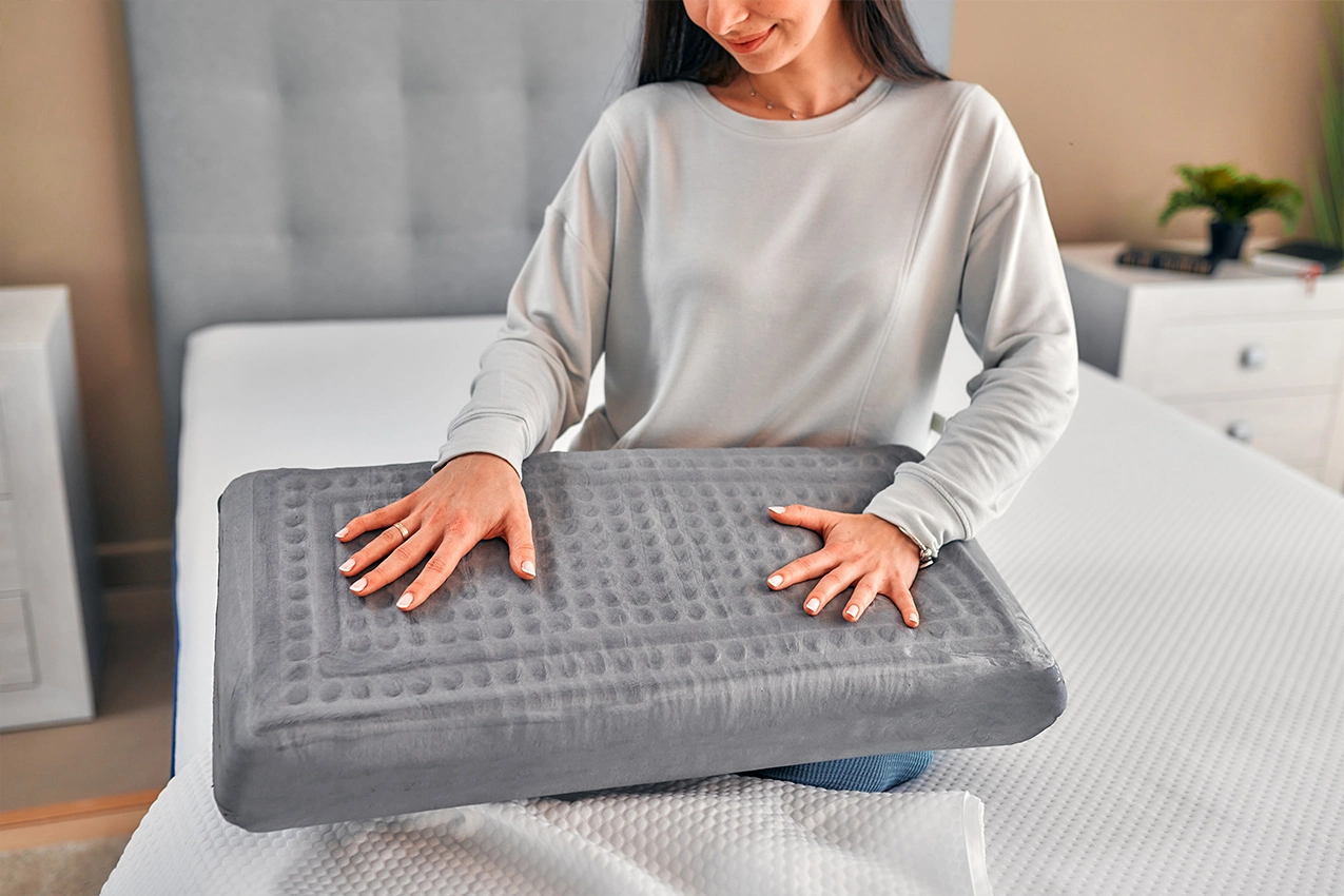 Primer plano de la mujer con las manos sobre la  almohada V3