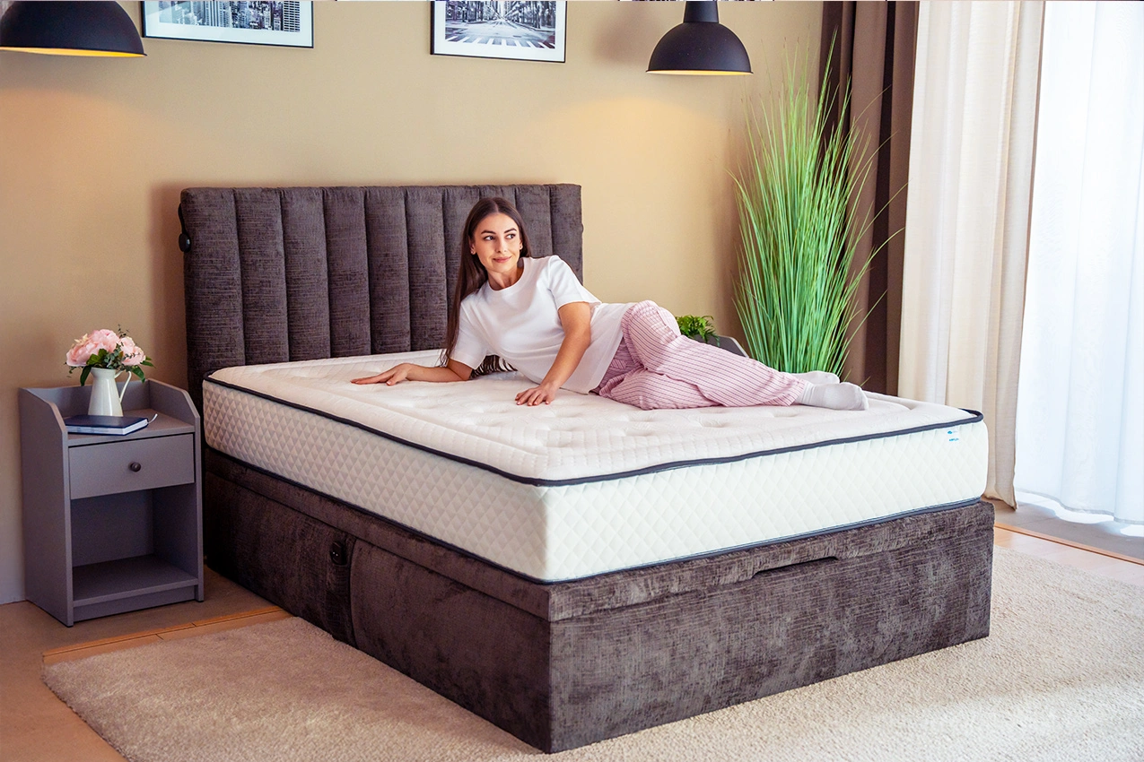 Colchón de muelles ensacados Bon AirFlow en la cama con la mujer