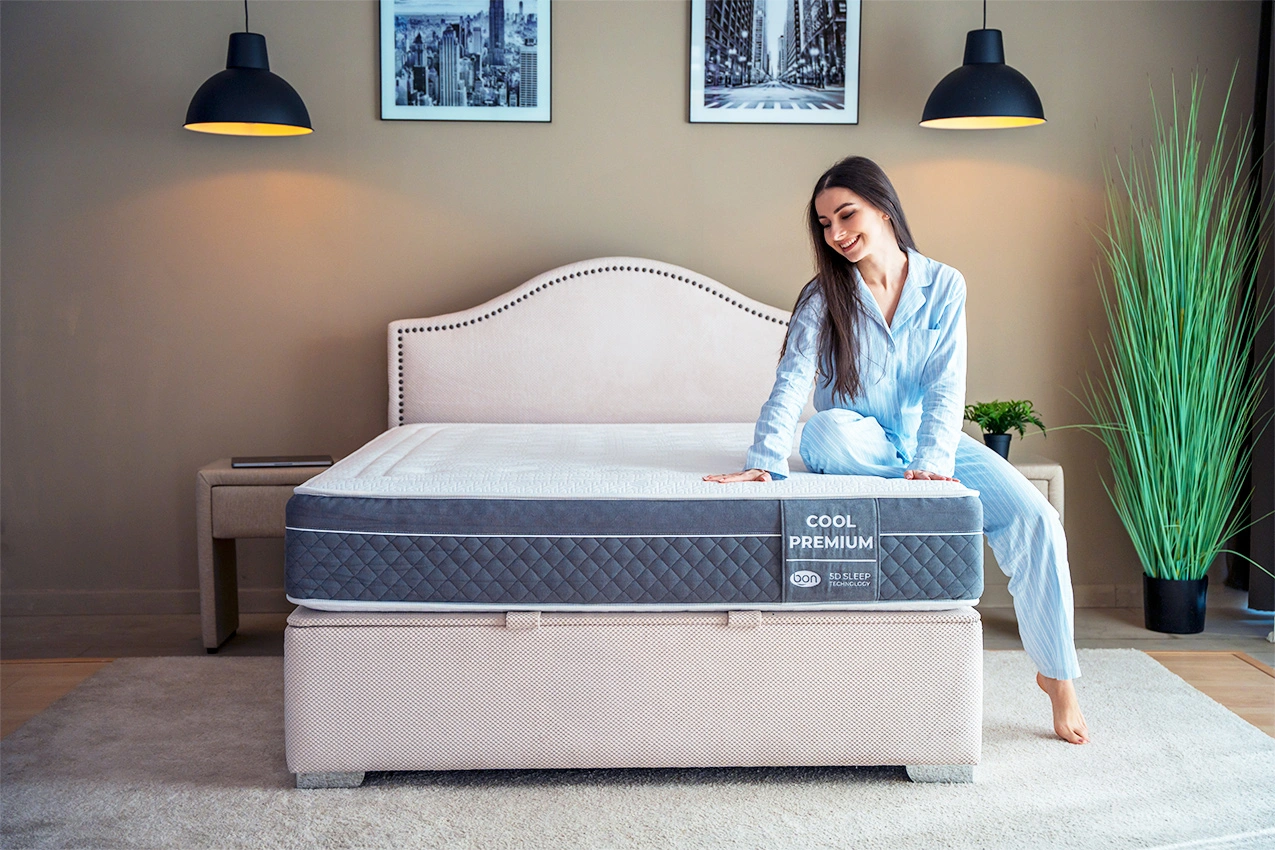 Colchón de muelles ensacados Bon Cool Premium en la cama con la mujer