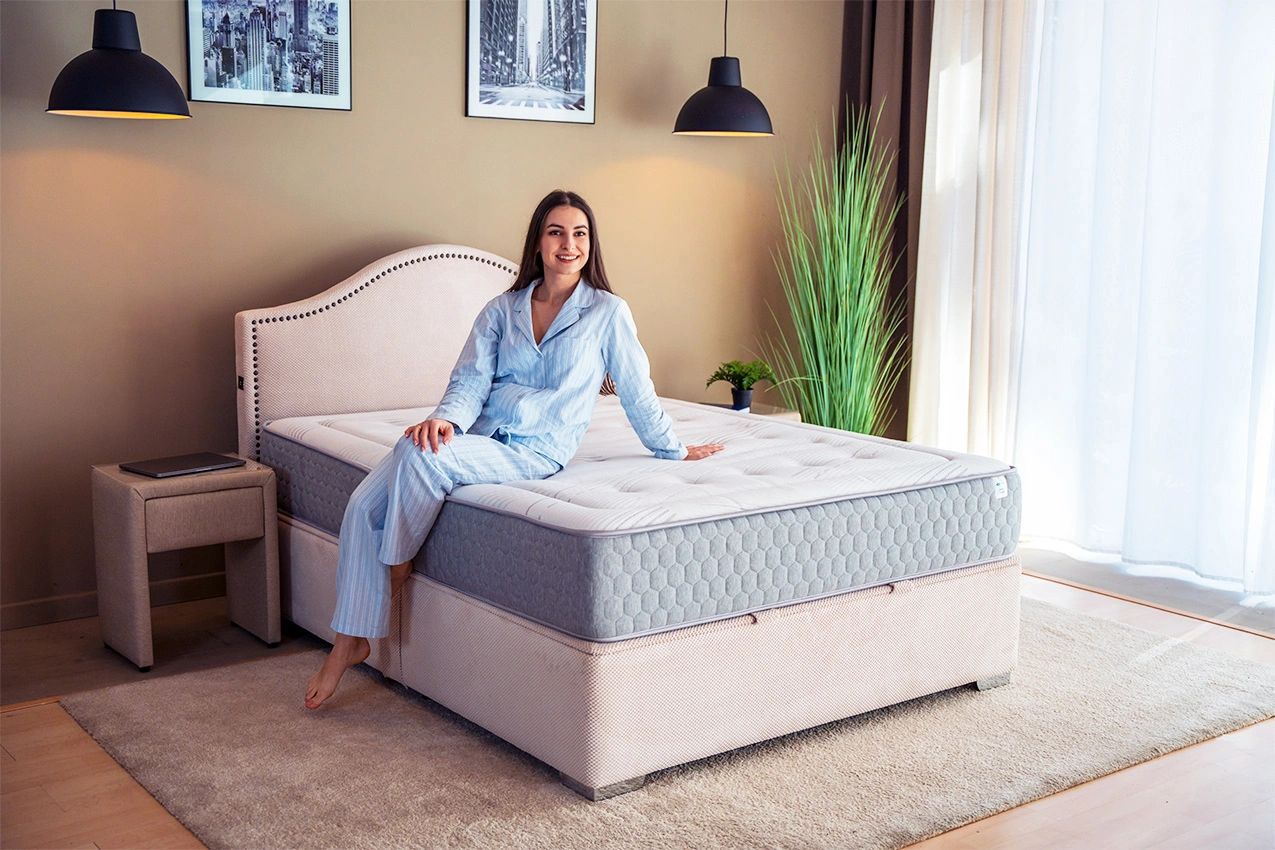Colchón de espuma HR Bon Firm Plus en la cama con la mujer - 2